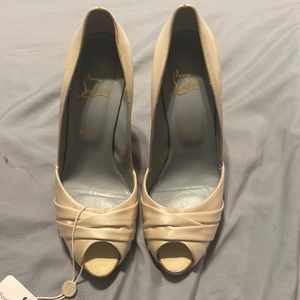 Christian Louboutin Matrianna Ivory Satin shoes Size 40 1/2 (40.5)  US 9- 9.5